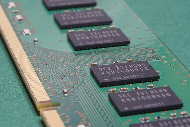 Close up view of a 16Gb G-die DDR3 SDRAM chip K4B1G0846G